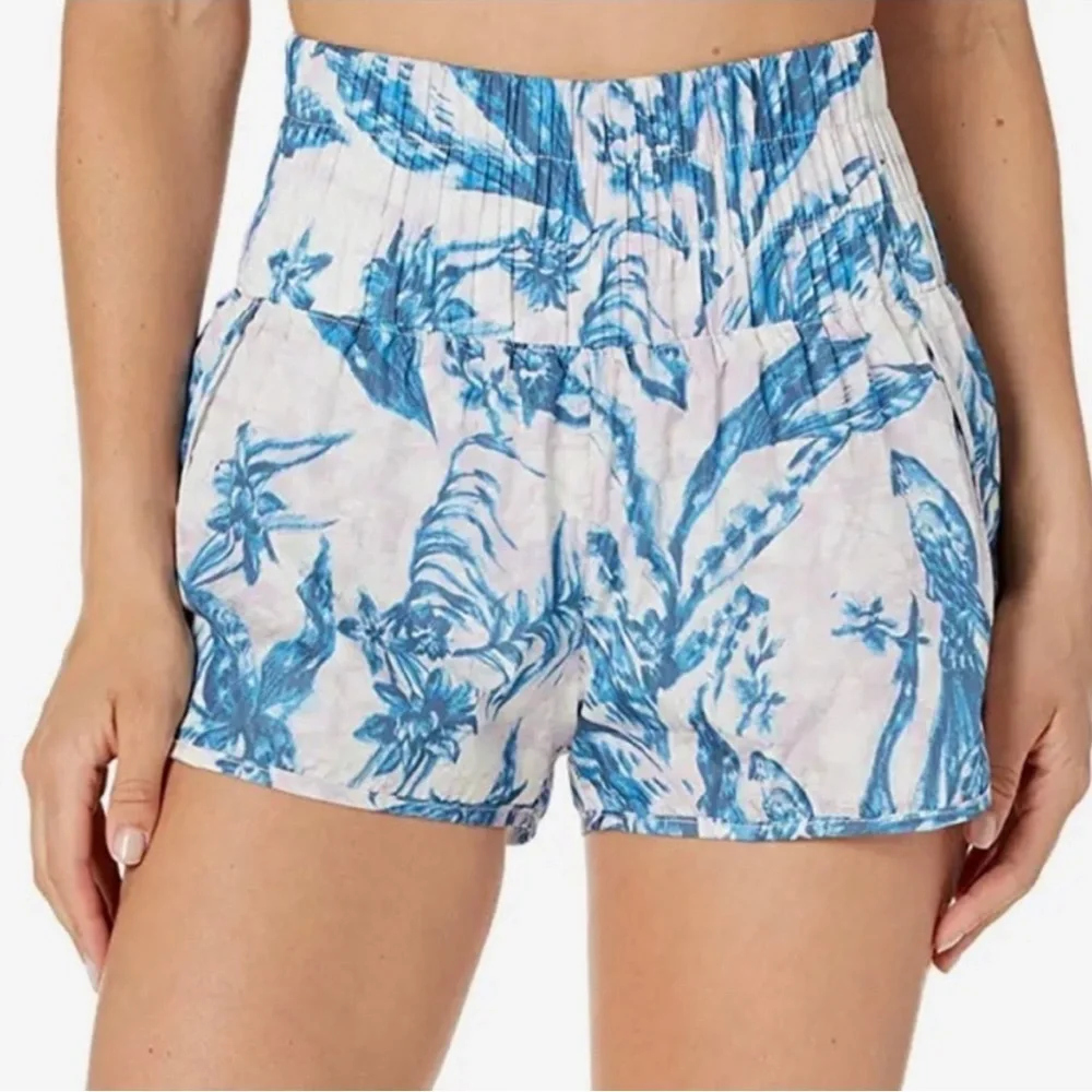 💫 FP MOVEMENT by FREE PEOPLE ‘The Way Home’ Printed Shorts - XS in White/Blue